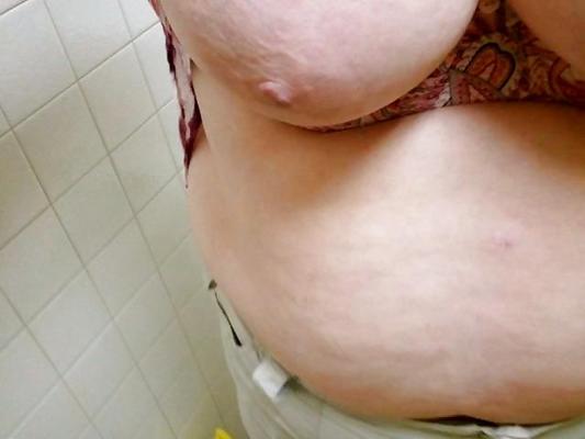 4P Branlette espagnole amateur dans les toilettes publiques