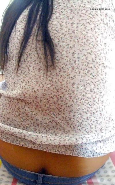 10P Hot paki bhabhi showing awesome cleavage tits and ass pics