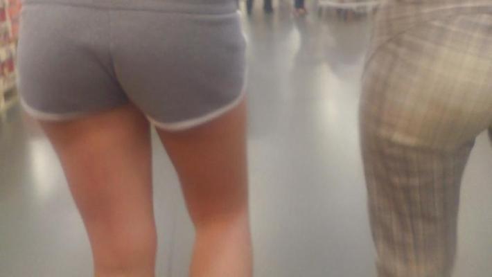 25P Cul et mégots de filles au marché en short