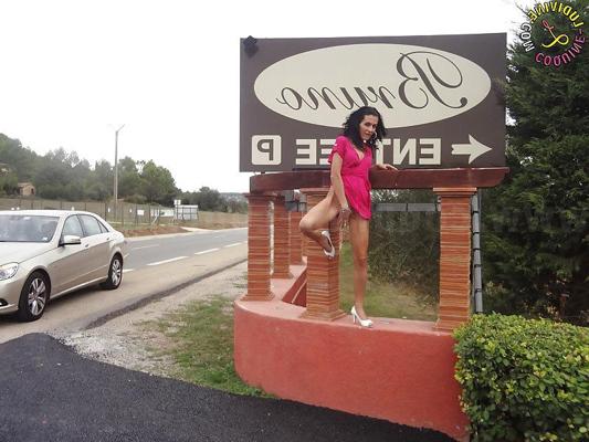 10P Ludivine slut showing off in front of a restaurant