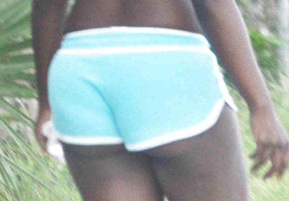 15P Black Hooker Showing Ass