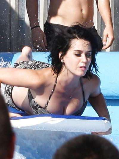 4P Katy Perry verliert ihre Bikinihose in tosendem Wasser