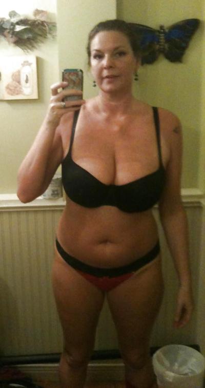 6P Busty mature woman selfshot
