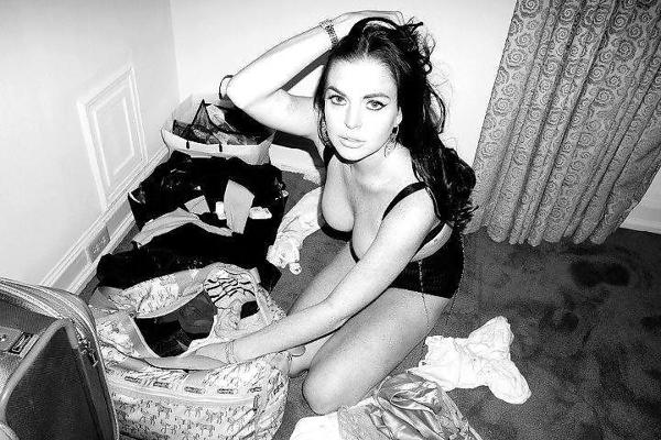 22P Lindsay Lohan ... Sexy In Room Hotel