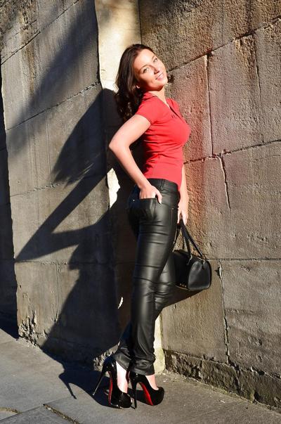 4P Julie skyhigh young babe in Leather & high heels (louboutin)