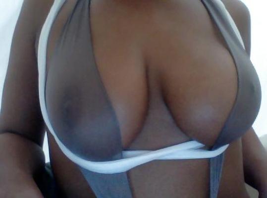 4P I need lots of guys to suck on my nipples ...