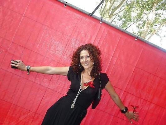 10P Curly brunette