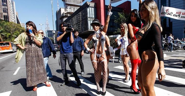 7P Brazilian girls public