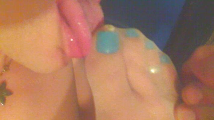 24P Amateur femme boy in white nylons and blue toes