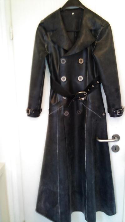 7P Le nouveau manteau en latex de mon Herrin