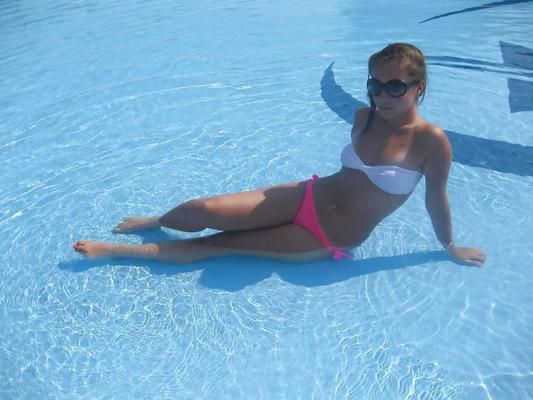 8P Filles grecques en bikini