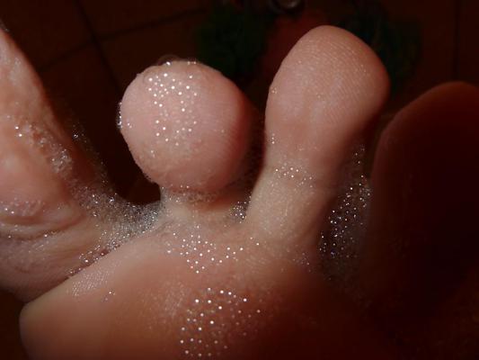 6P My sexy feet in my bath
