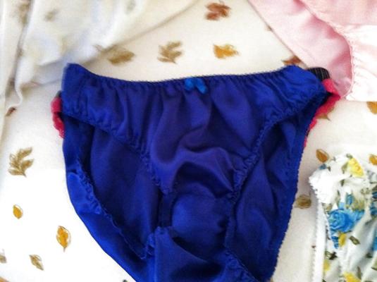 12P Mais fotos de calcinhas e sutiãs de cetim da esposa