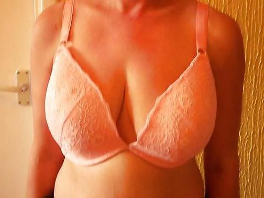 24P Woman their sell bra on the net 