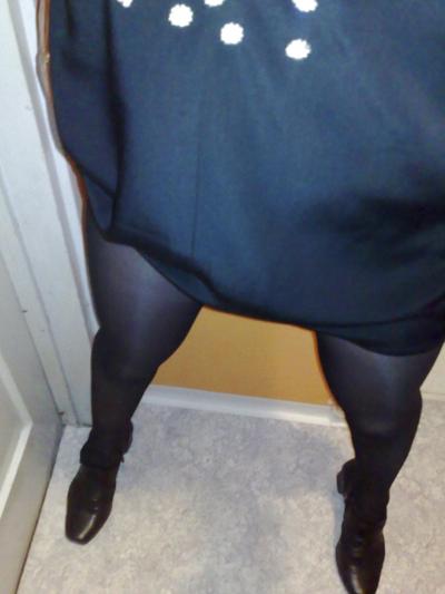 22P Black ph, pink thongs, black dress & black saloon heels
