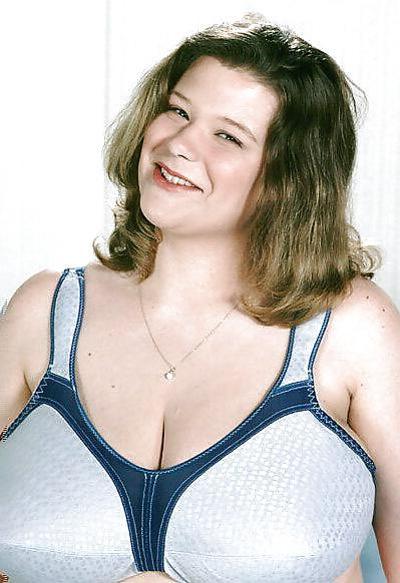 25P Peituda loira escura BBW posando seus amplos ativos