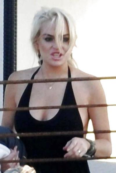 9P Lindsay Lohan ... With Black T Shirt On The Roof