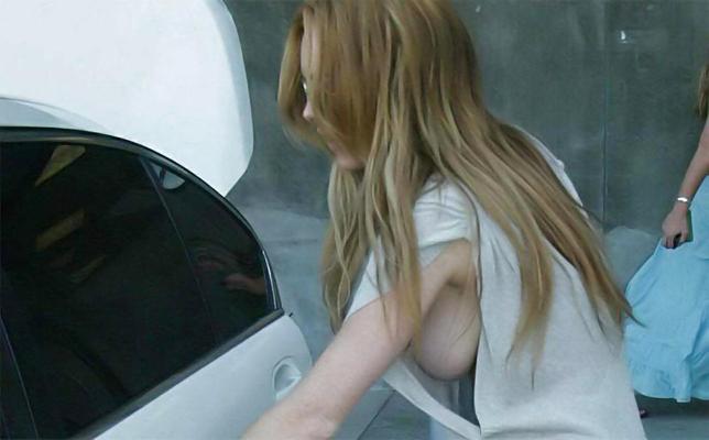 10P リンジー・ローハン…彼女の車の前の横乳