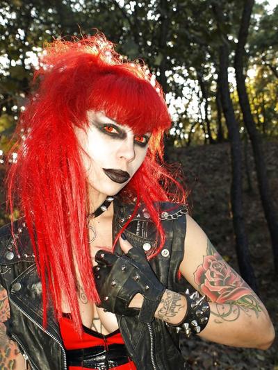 25P EMO tatuado