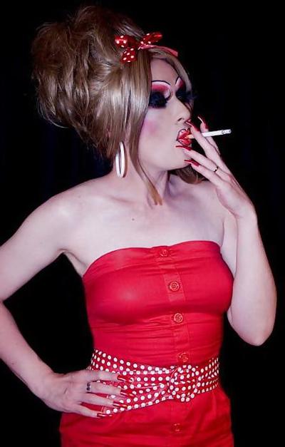 25P Rauchender, glamouröser Transvestit mit starkem Make-up