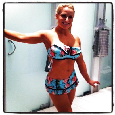 4P Natalya WWE Diva Self Shot Photos en bikini