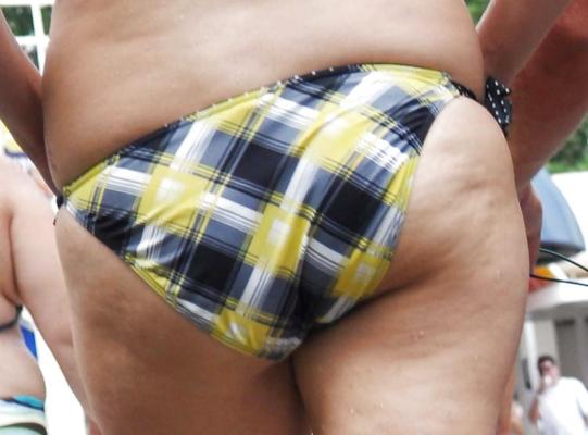 7P Cul potelé en maillot de bain