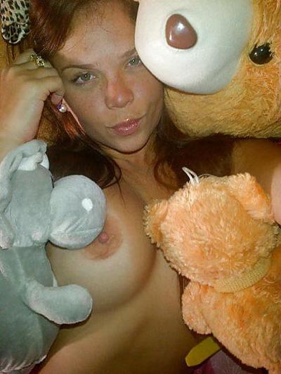 7P Jennifer Aboul oben ohne mit ihrem Teddybär