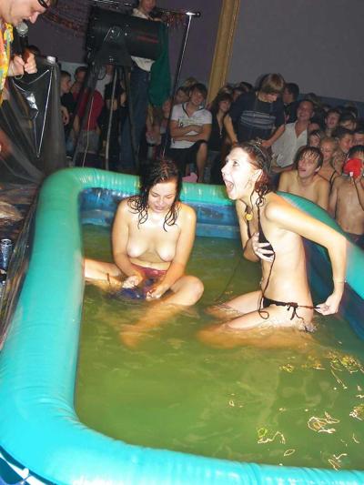 14P Party girls 'fighting' in paddling pool