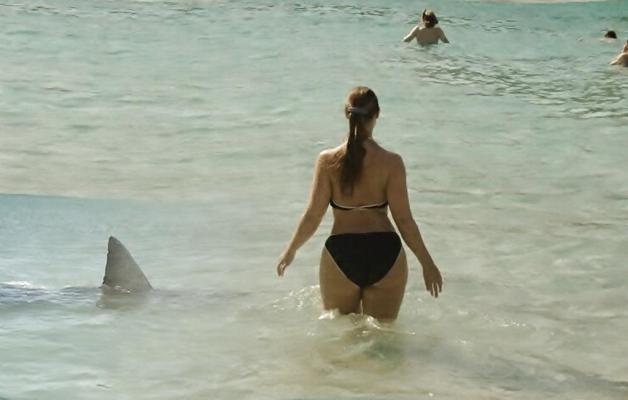5P Fille blonde bien roulée étant la proie d'un requin