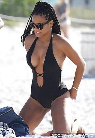 8P Chrstina milian-goodies sur la plage