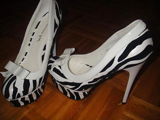 25P Von Monika die Pumps