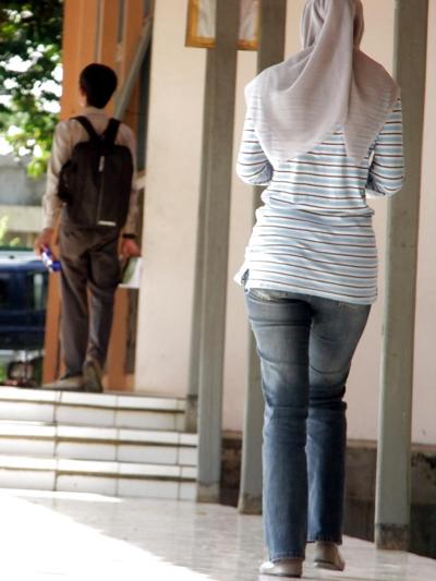 6P ヒジャブとタイトなジーンズを着たセクシーな女の子