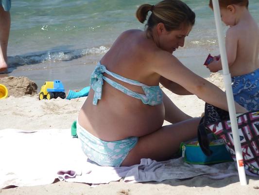 8P Voyeur - Schwangeres Mädchen am Strand (Urlaub auf Korsika)