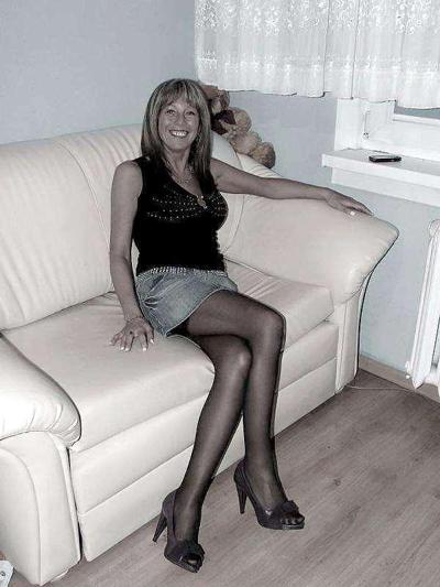 4P Entblößte Ehefrau – reife Hotwife in Strümpfen