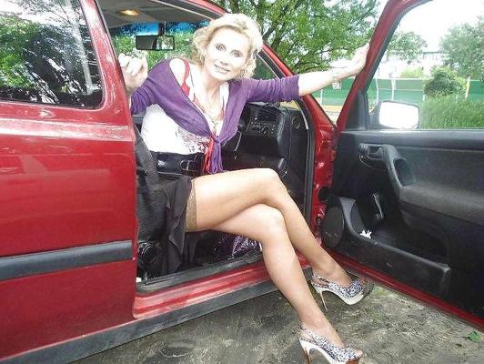11P Entblößte Ehefrau – MILF in Strümpfen