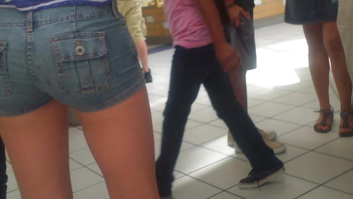 25P Quelques jolis culs et culs dans la rue en jeans moulants