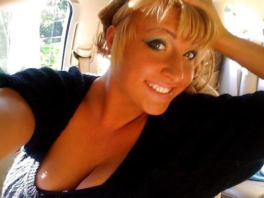 25P Réseau Social Bimbo Chienne Aux Gros Seins