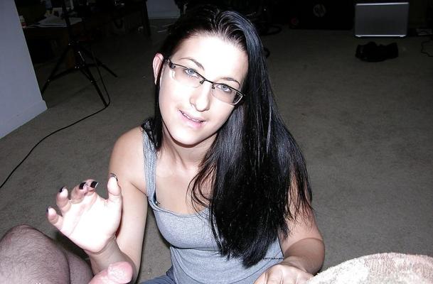 12P Sexy heiße untreue Frau gibt ihrem Nachbarn einen Handjob