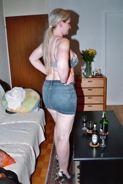 10P SAG - 短いタイトなセクシーなデニム スカートを履いた妻の熱い体 12