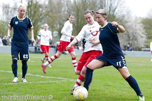 5P Julia Dickhaus la geile Soccer-Bitch E-mail à la main