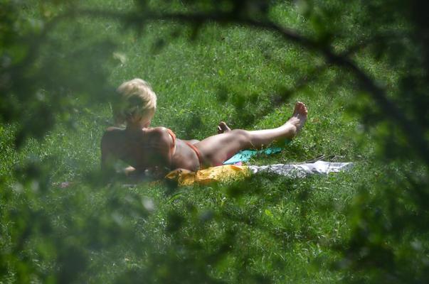 25P Milf to sunbathe in the park