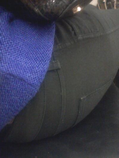10P Fille noire sexy à l'aéroport