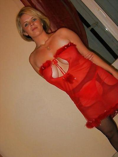 5P Blonde & Busty Milf