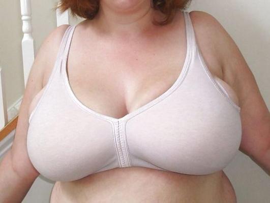 25P Gros Seins En Soutien-gorge 11