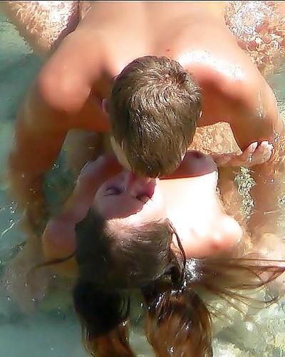 25P Naked girl swims at beach