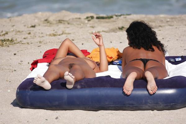 10P Beach Voyeur