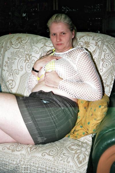 12P ASLUT - Salope avec de beaux seins en bikini jaune et une chemise blanche 2