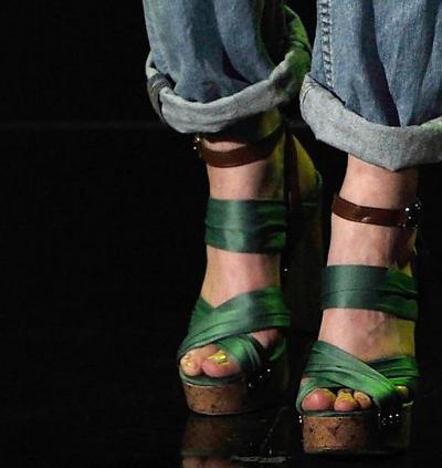 25P Lena Meyer Landruth – Füße, Nylons und Schuhe