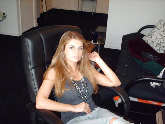25P Amanda In Ripped Jeans and Barefeet