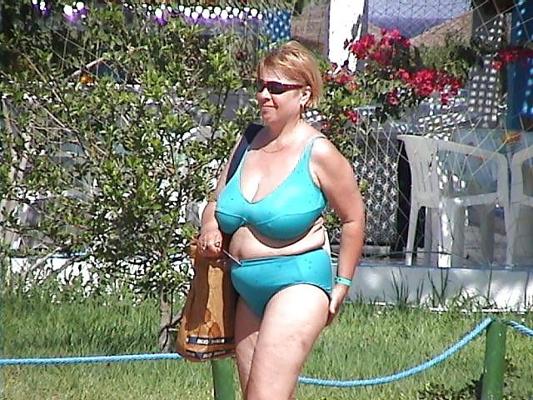 24P Mature women in swimsuite1.